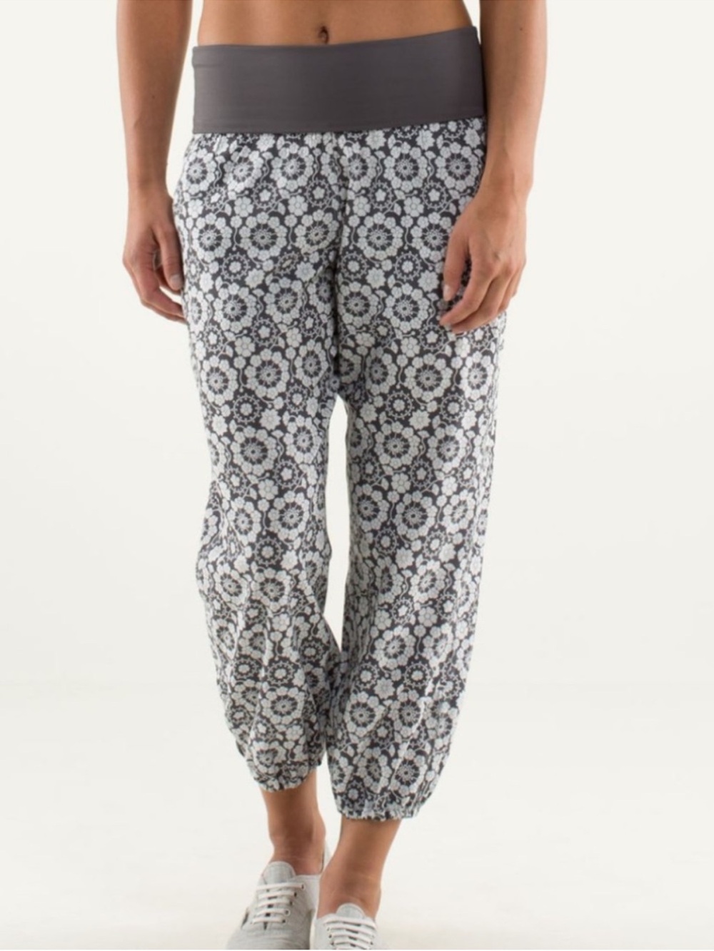 Lululemon OM Pants Gray Nimby Floral Size 4